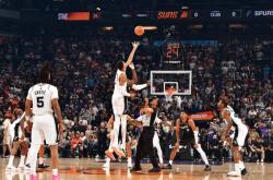 雷速体育app-关于马刺险胜猛龙，布克统治全场的信息