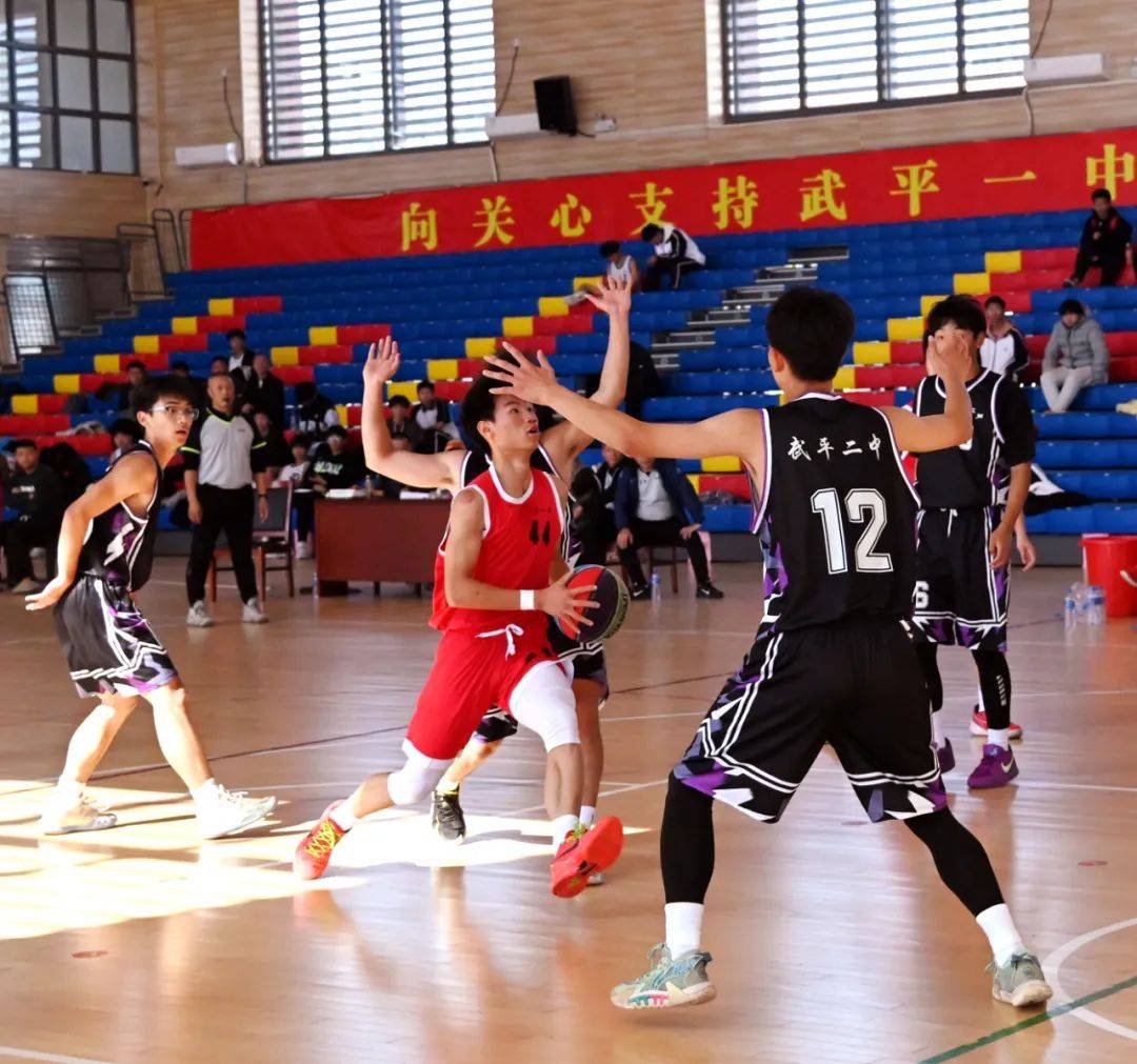 本土男子篮球联赛激发球员竞技激情