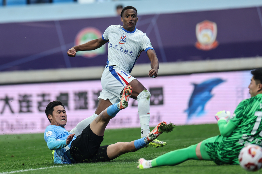 鲁能争先恐后,逐鹿中超夺取领头羊位置 鲁能争先恐后,逐鹿中超夺取领头羊位置