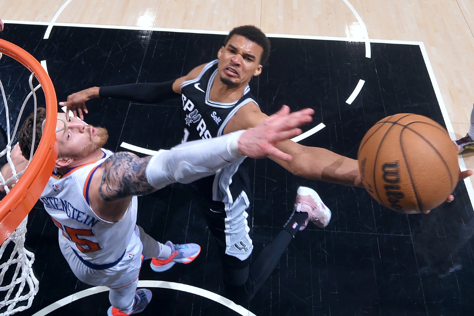 关于马刺险胜猛龙，布克统治全场的信息